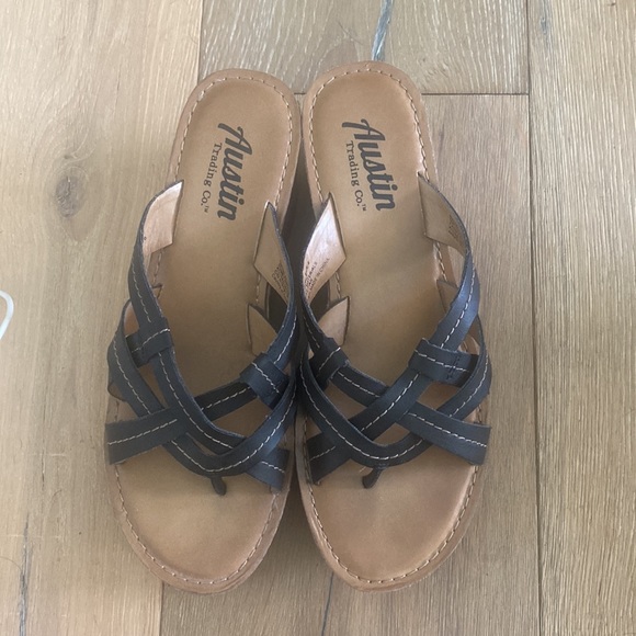 Austin Trading Co. size 8 black with cork bottom - Picture 6 of 6